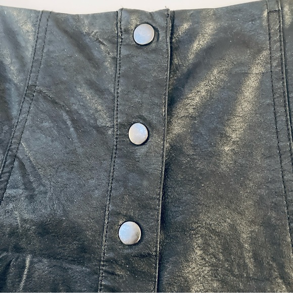 Cute Black Faux Leather Mini Skirt Size M 29W Silver Snaps Moto Chic FOREVER 21 - Picture 2 of 8